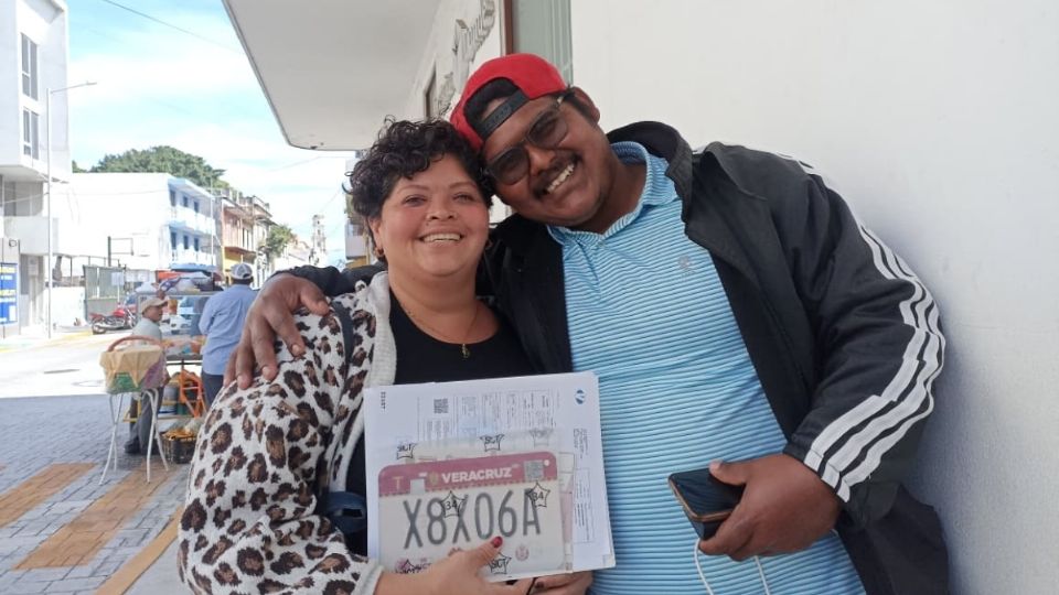 12 horas por una placa Areli y Alan pasaron la noche en vela frente a la Oficina de Hacienda