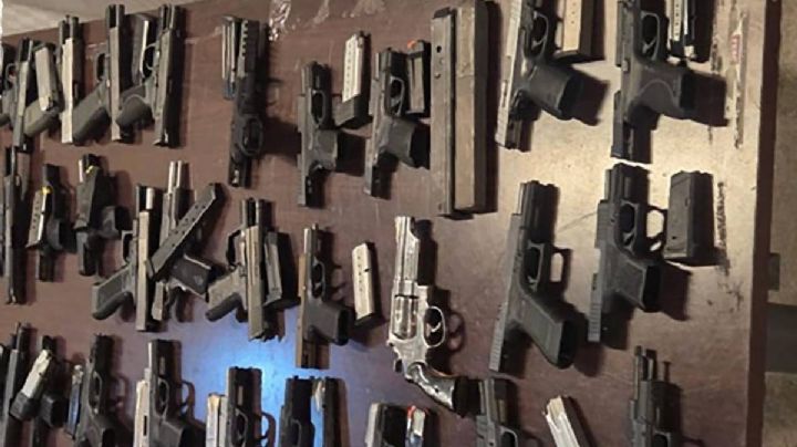 Aseguran arsenal oculto en maletas en Baja California