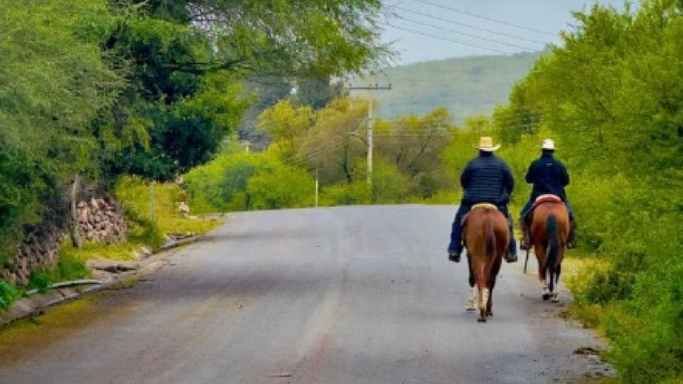 Cabalgaban ayer entre el frío en Malinto, comunidad de Victoria.