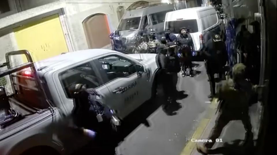 Los marinos y policías colocaron una orden de cateo en la puerta y entraron por la fuerza a la casa