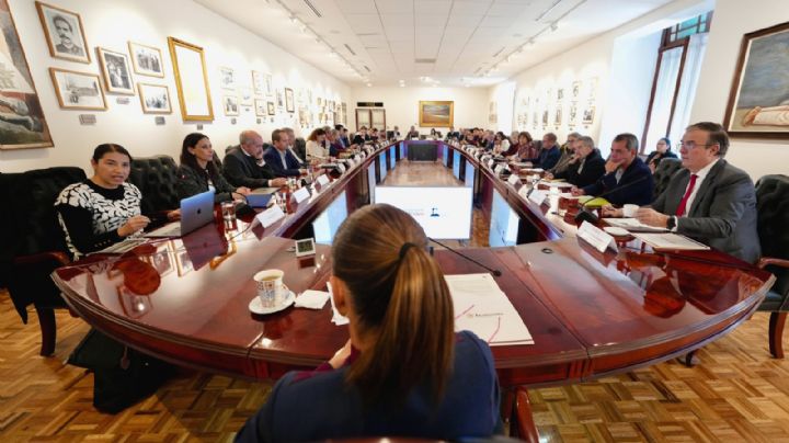 Sheinbaum se reúne con economistas en Palacio Nacional; analizan crecimiento económico de México