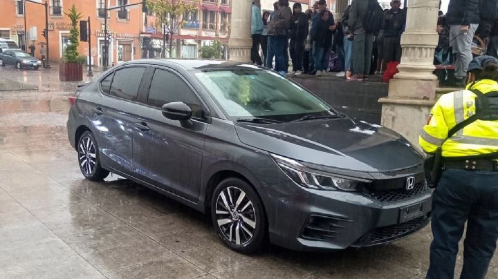 Conductor estaciona su auto sobre Plaza Independencia de Pachuca