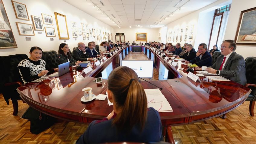 Sheinbaum se reúne con economistas en Palacio Nacional; analizan crecimiento económico de México