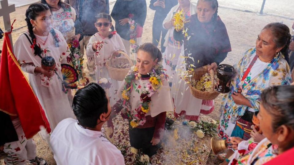 En su visita a San Miguel Allende, la presidenta Claudia Sheinbaum fue recibida con la bendición a cuatro vientos y la entrega del Bastón de Mando