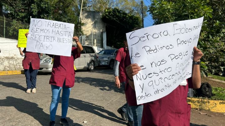 Trabajadores de limpieza en hospitales de Xalapa protestan por falta de aguinaldo y quincena