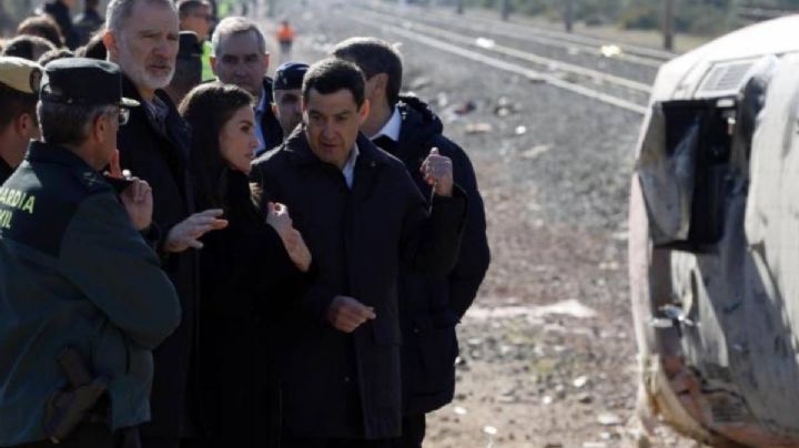 Reyes de España acuden a zona cero del accidente en Adamuz; sube a 42 muertos la cifra