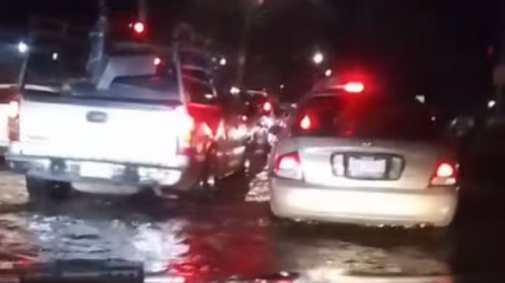 "Dos horas parados aquí": afecta socavón tráfico en Hermanos Aldama