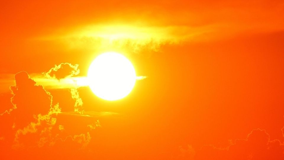 Una tormenta solar ocurre cuando las partículas expulsadas por el Sol golpean el campo electromagnético de la Tierra.