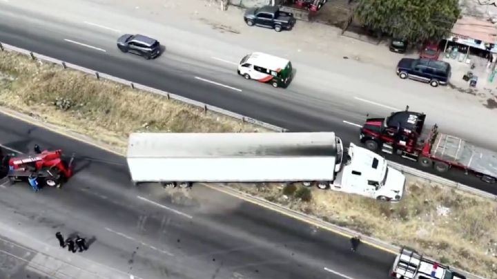 Texcoco-Lechería: caos vial por tráiler atravesado en camellón