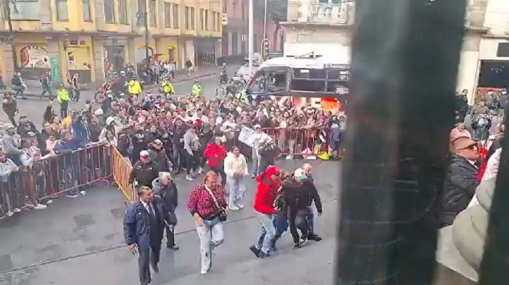 Manifestantes irrrumpen en el Congreso de la CDMX; legisladores se diputan el curul