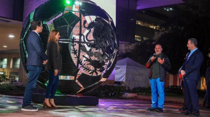 Devela Adrián de la Garza escultura mundialista realizada con cable en desuso