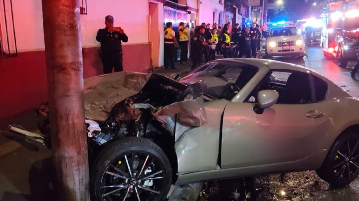Balacera en Coyoacán: disparan contra auto deportivo y termina estrellado
