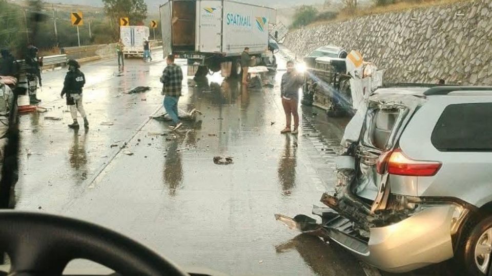 El accidente ocurrió a la altura del municipio hidalguense Tepeji; son al menos 8 vehículos involucrados