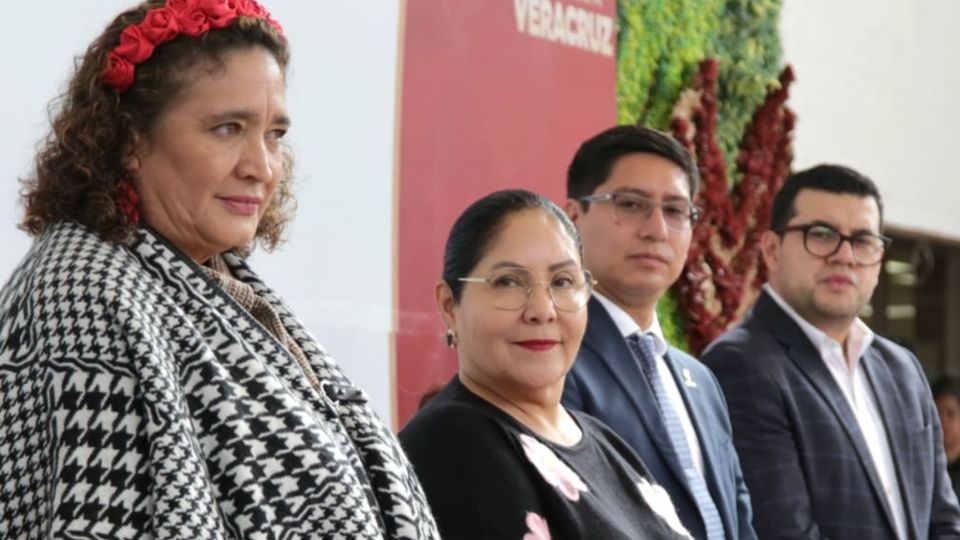 SEV refuerza educación en Veracruz con entrega de apoyos, becas y órdenes de presentación