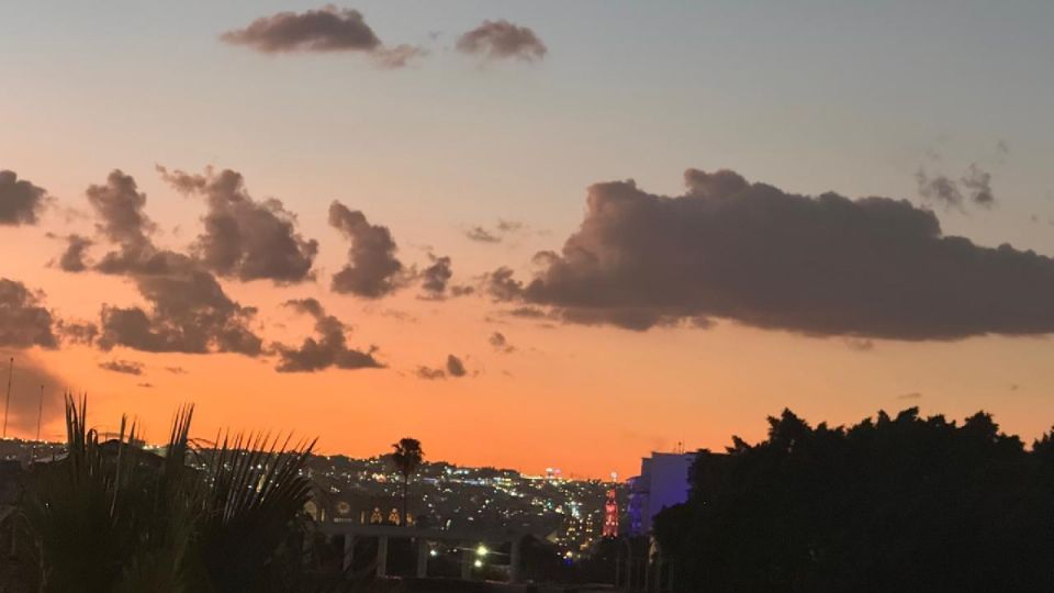 Espectacular atardecer, ayer en León, entre un clima muy fresco.