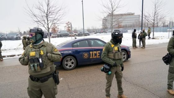 Salen de Mineápolis 700 agentes del ICE