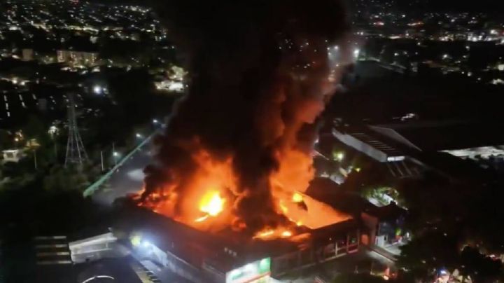 Se registra voraz incendio en fábrica de plásticos en Xochimilco