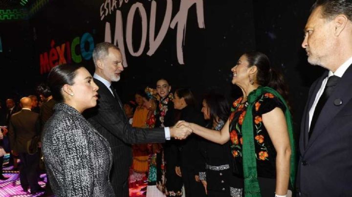 Saluda Libia al Rey de España Felipe VI en la FITUR