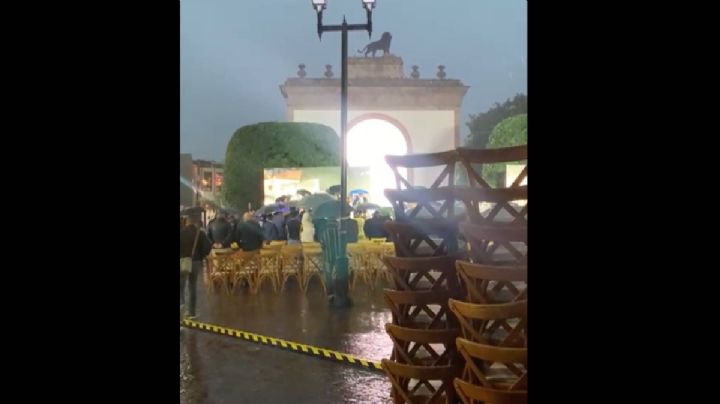 Dejaron sola a la Alcaldesa en el aguacero León 450; había sillas vacías, invitados no llegaron