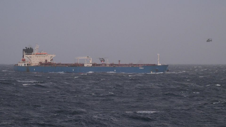 Francia intercepta petrolero ruso al estilo Trump