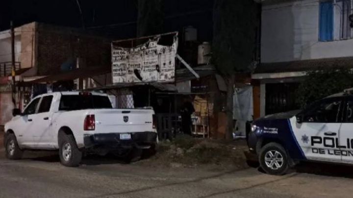 Ataca con un martillo a su mamá y la deja grave, policías lo detienen