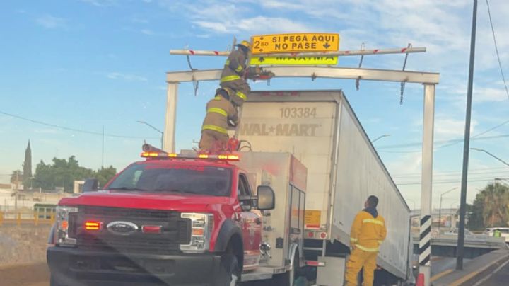 Otro tráiler queda atorado de madrugada en el Malecón del Río de León