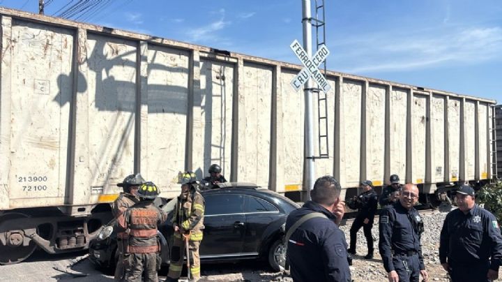 Ecatepec: conductor intenta ganarle el paso al tren y es impactado en Jardines de Morelos