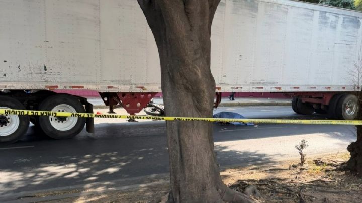 Muere motociclista arrollado por tráiler en Azcapotzalco; fue golpeado por puerta de camioneta
