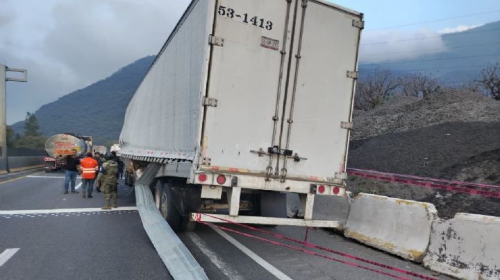 Tráiler cargado con botellas de licor se impacta contra muro de contención en Nogales, Veracruz