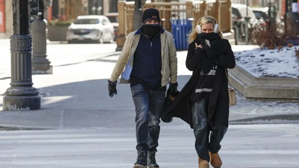 Las aerolíneas estadounidenses han cancelado casi 2,000 vuelos previstos para el sábado, según los registros del portal FlightAware.