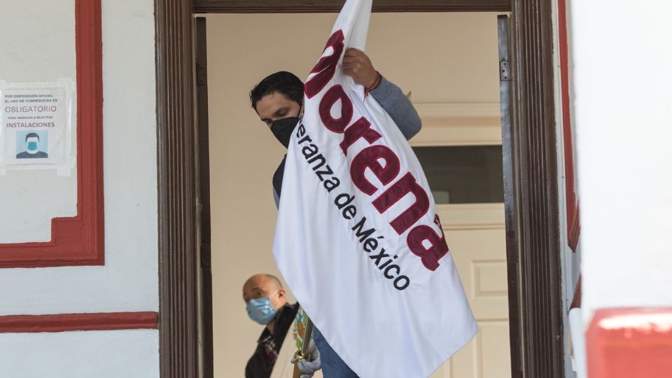 El texto señala que la mayoría de Morena en las cámaras, así como su control de 28 de los 32 estados, ha llevado a algunos analistas a comparar la situación con la del PRI.