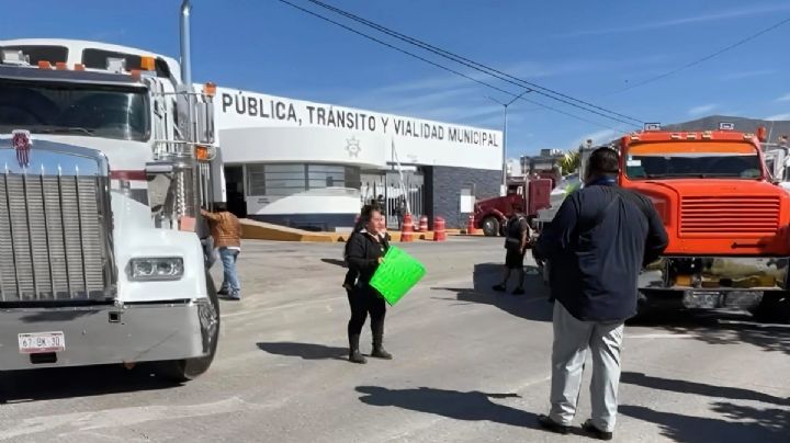 Transportistas bloquean el bulevar Minero en Pachuca, exigen liberación de su líder