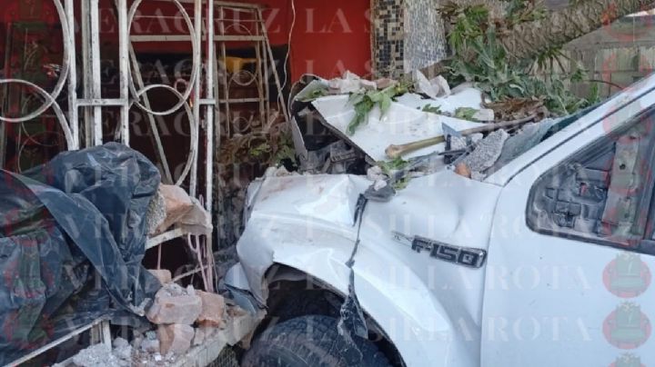 VIDEO: Camioneta atraviesa barda de vivienda en Nogales, Veracruz