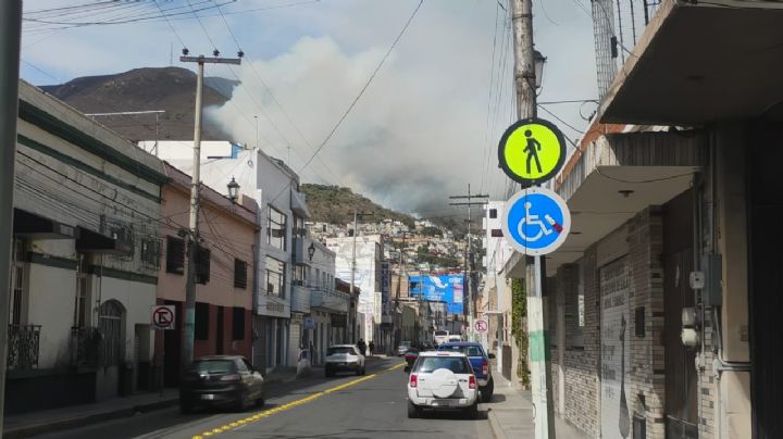 Arde cerro en pleno centro de Pachuca; hay casas amenazadas | VIDEO