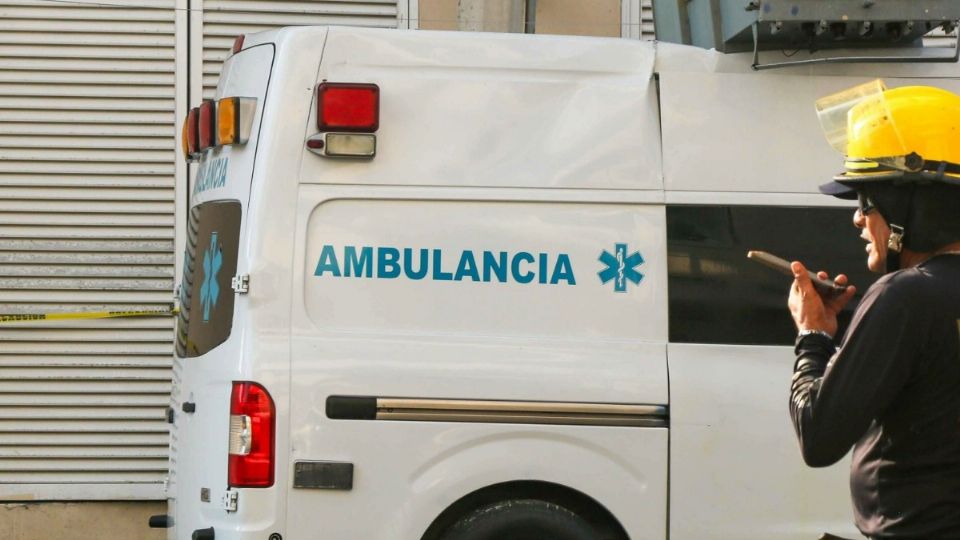 Elementos de la policía capitalina acordonaron la zona del accidente en espera de la llegada de personal de la Fiscalía General de Justicia de la Ciudad de México