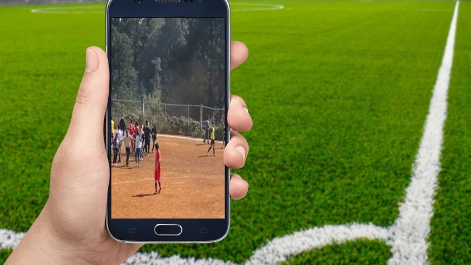 A la riña incluso entraron miembros del público que antes veía el partido de futbol