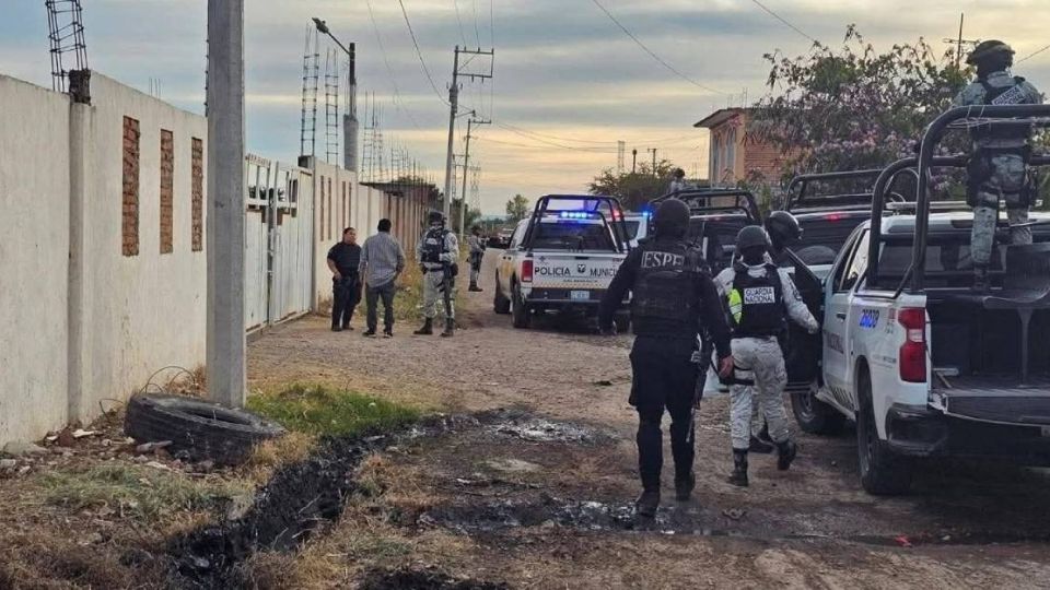 Agentes de la Fiscalía aseguraron decenas de casquillos percutidos.