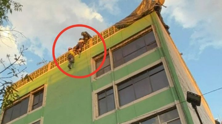 Rescatan a hombre que intentaba lanzarse de azotea de un edificio en Venustiano Carranza