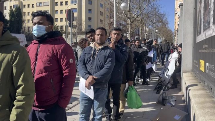 España desafía la tendencia europea de mano dura con regularización de inmigrantes