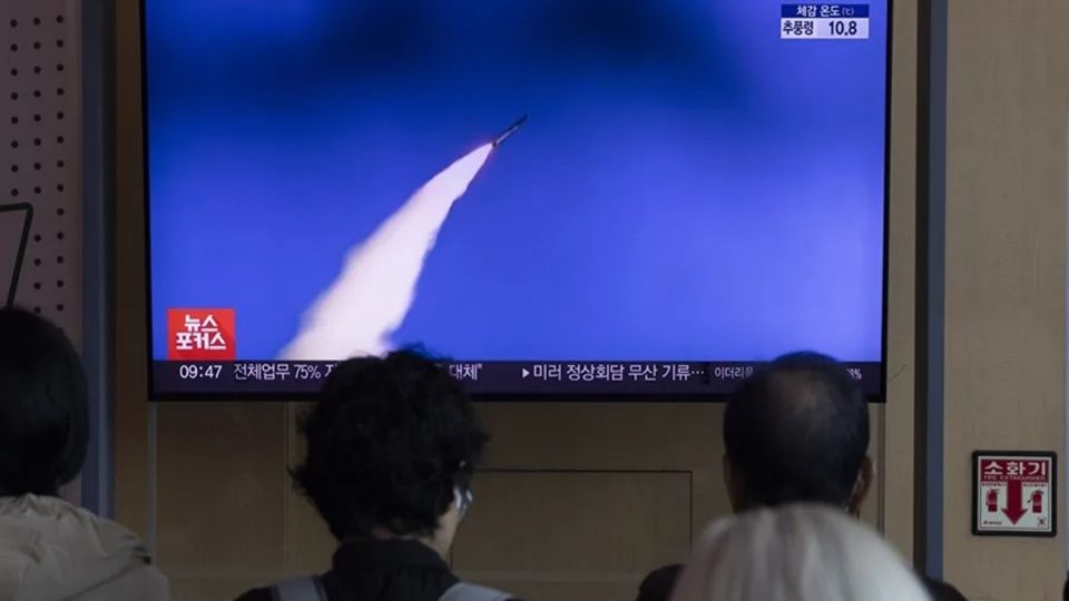 La primera ministra japonesa, Sanae Takaichi, aseguró que fueron al menos dos proyectiles