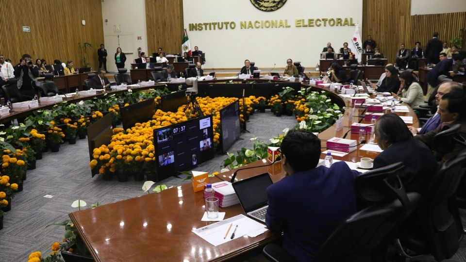 Según la información de Proceso, el servicio contratado consiste en la producción de dos videos documentales de media hora cada uno.