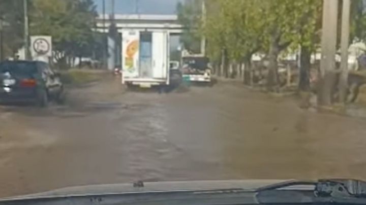 Reportan otra vez fuga de agua en bulevar Hermanos Aldama
