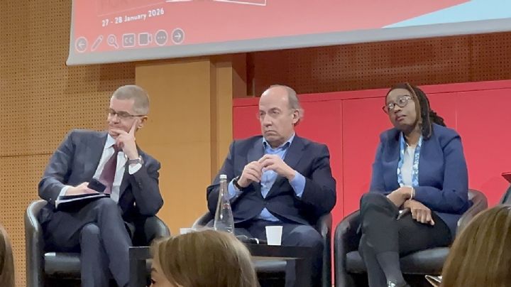 “¡Asesino, lárgate!”, le gritan a Calderón en París | VIDEO