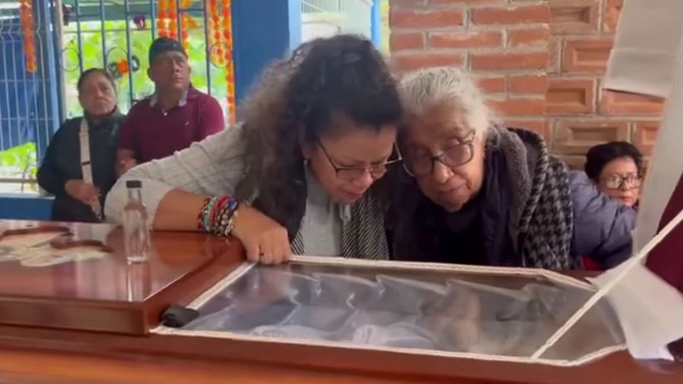 Familiares de Israel durante su velorio de cuerpo presente, minutos previos a que fuera sepultado.