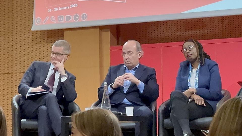 “¡Asesino, lárgate!” le gritan a Calderón en París