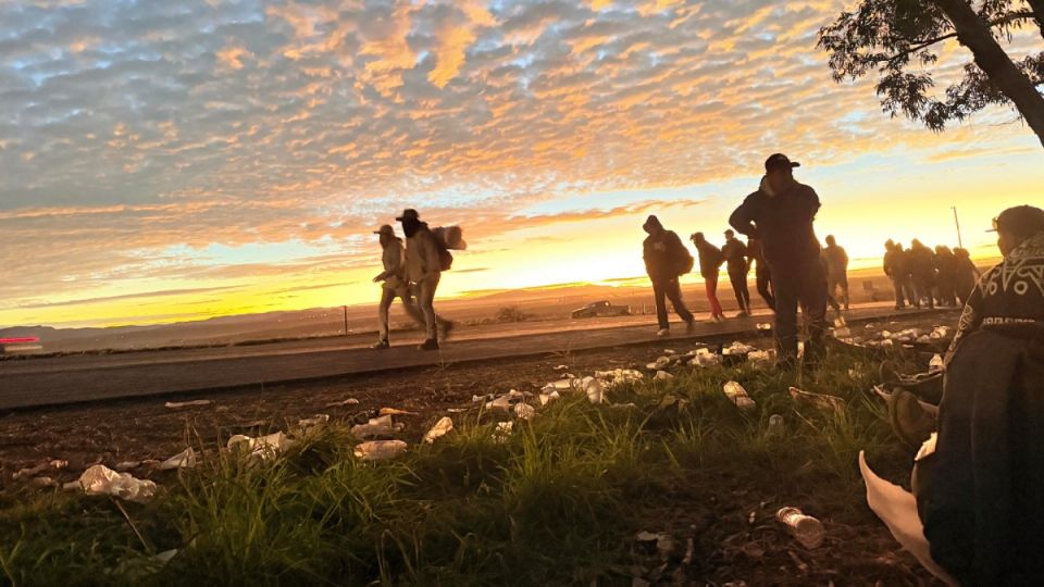 Sanjuaneros cruzan por Romita, sin importarles el frío.