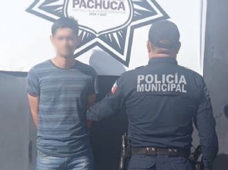 Detienen a conductor por amedrentar a transeúntes con arma de fuego en Pachuca