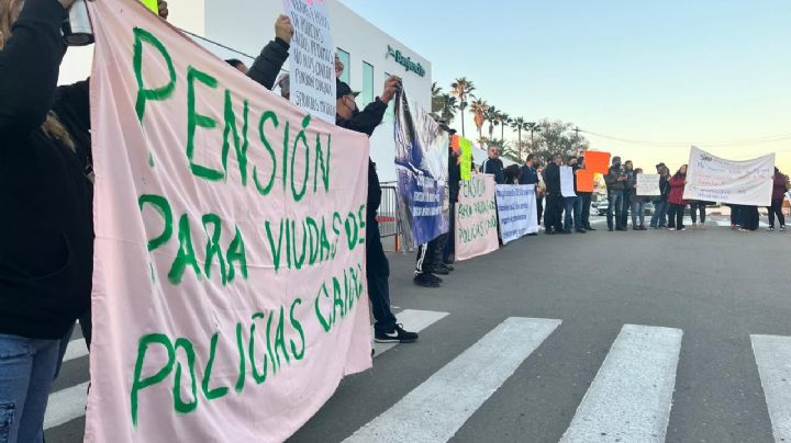 Policías retirados y familias de caídos reclaman adeudos a Sheinbaum durante visita a Tijuana