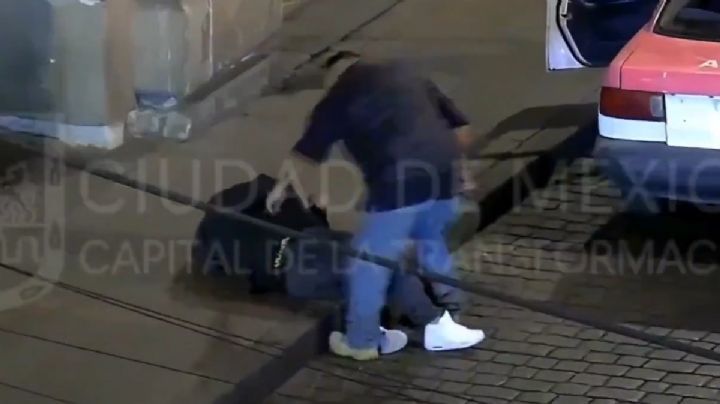 VIDEO | Taxista roba celular a joven en estado inconveniente en el Centro Histórico