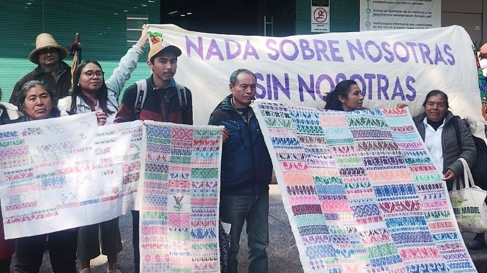 Artesanos del Valle del Mezquital llevan tres años en un procedimiento legal para la protección de sus bordados